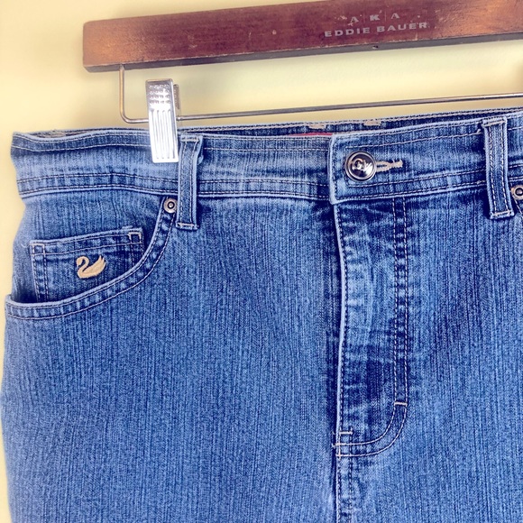 Gloria Vanderbilt - Picture 3 of 8